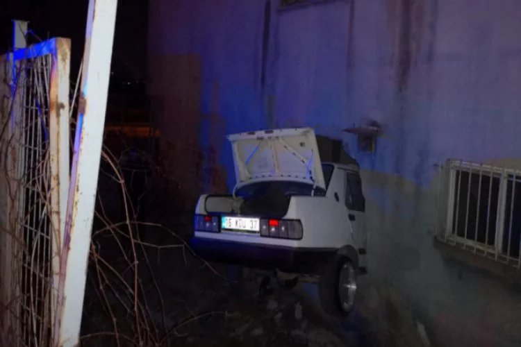 Bursa'da feci kaza! Araç evin duvarından girdi