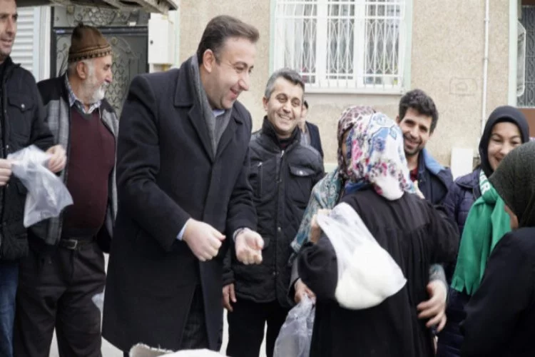 AK Partili başkandan ücretsiz süt dağıtımı
