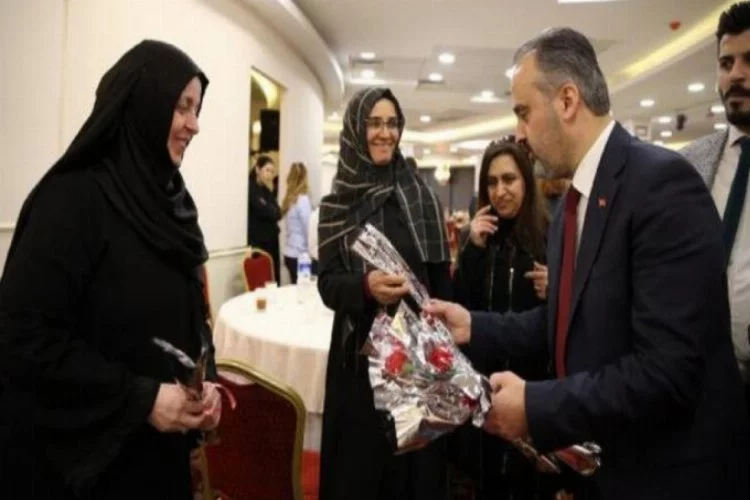 Başkan Aktaş'tan 350 kadına karanfil jesti