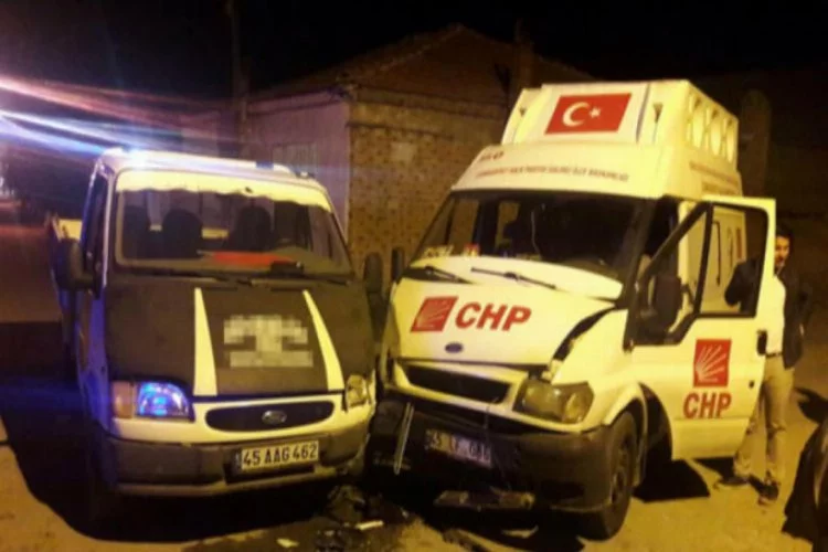 CHP'nin seçim minibüsü kaza yaptı! Çok sayıda yaralı var