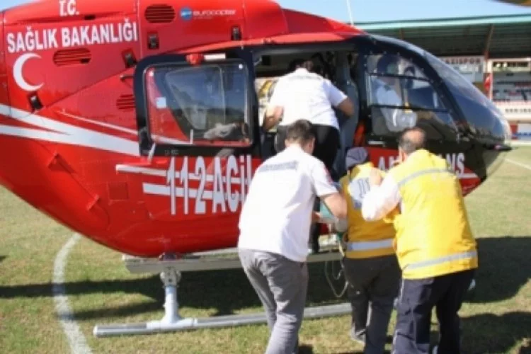 Çay suyuyla haşlanan çocuk helikopterle hastaneye yetiştirildi