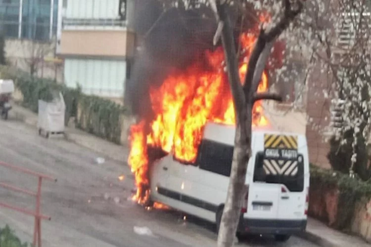 Öğrencileri taşıyan minibüs alev alev yandı