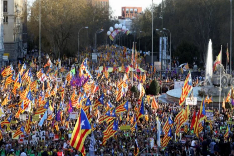 Ayrılıkçı Katalanlar Madrid'de sokağa çıktı