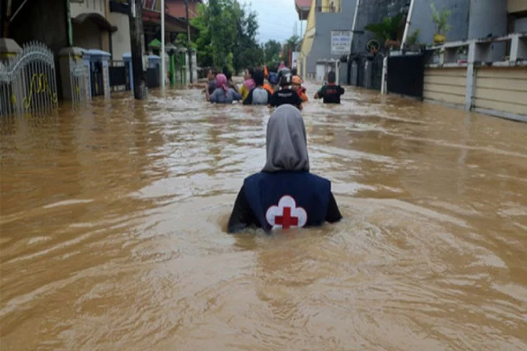 Endonezya'da sel! Onlarca kişi hayatını kaybetti