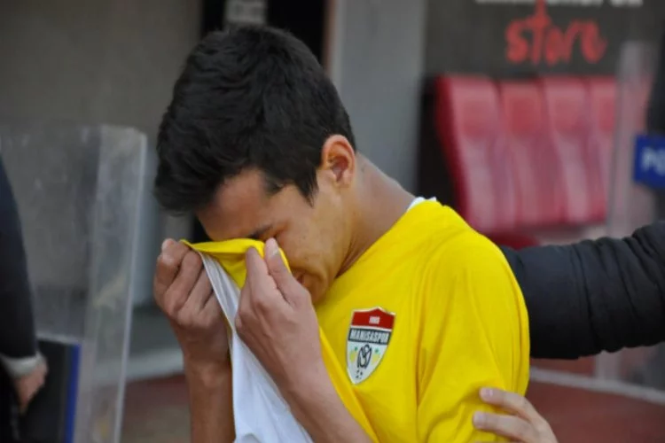Gözyaşlarına boğulan futbolcuları taraftar teselli etti