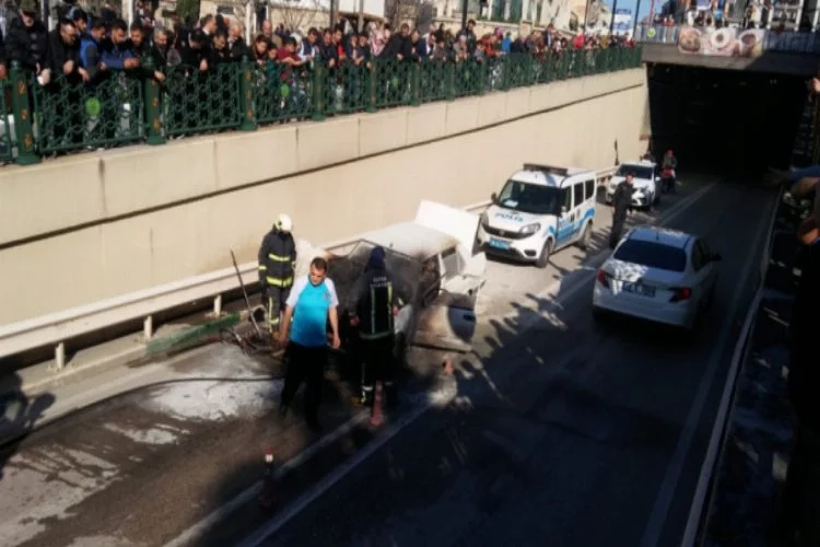 Bursa'da seyir halindeki araç yandı