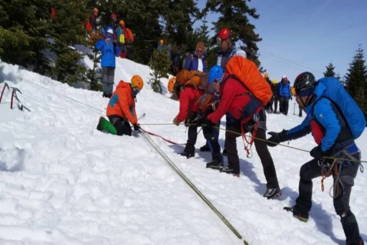 Uludağ'da zorlu kış şartlarında dağcılık eğitimi