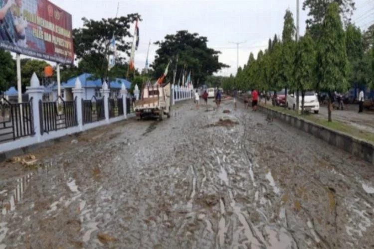 Endonezya'da sel felaketi! Onlarca kişi hayatını kaybetti