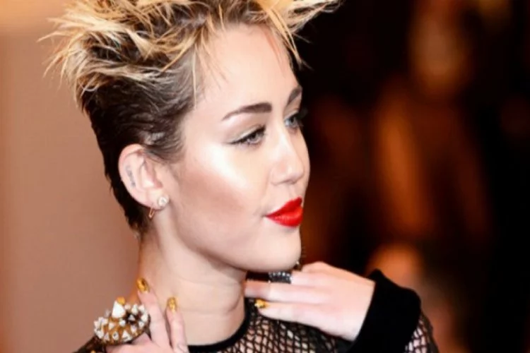 Miley Cyrus'dan çıplak yaz fotoğrafı!