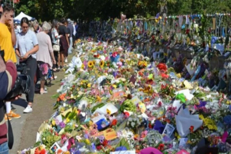 Katliam sonrası Yeni Zelandalılar Camilere akın ediyor