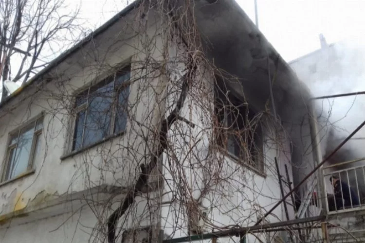 Bursa'da 2 katlı evde korkutan yangın!
