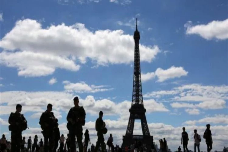 Fransa'da güvenlik güçlerine, sarı yeleklilere ateş açma izni
