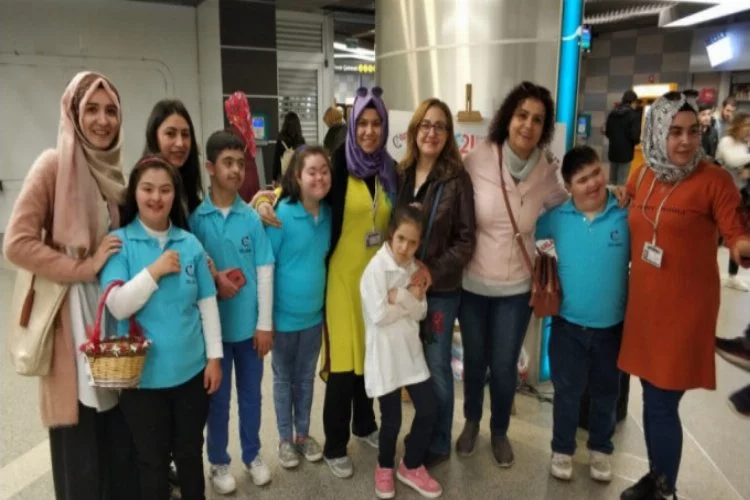 Down sendromlu çocuklar Bursa'da mektup dağıttı