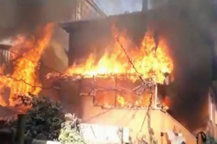 Bursa'da iki katlı bina alev alev yandı!