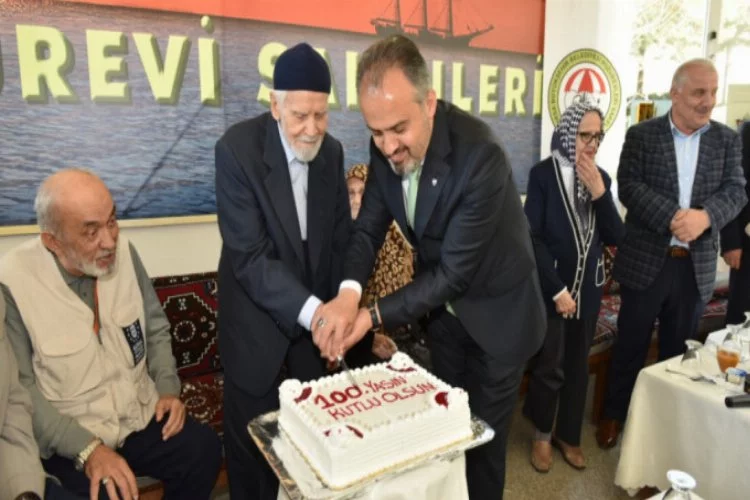 Başkan Aktaş'tan Huzurevinin asırlık çınarına doğum günü jesti