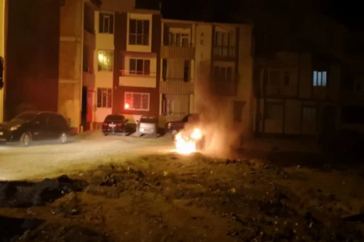 Bursa'da park halinde otomobil alev topuna döndü!