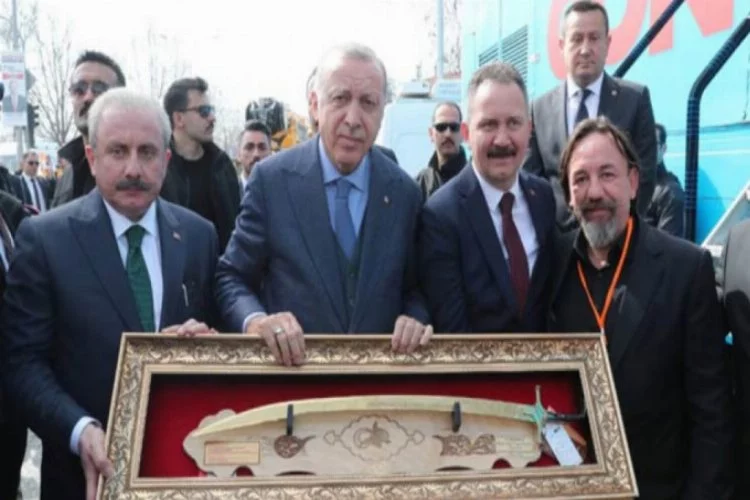 Cumhurbaşkanı Erdoğan'a Kanuni kılıcı hediye etti