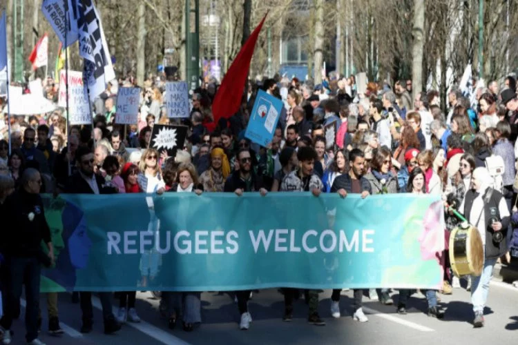 Brüksel'de binlerce kişi ırkçılığa karşı yürüdü
