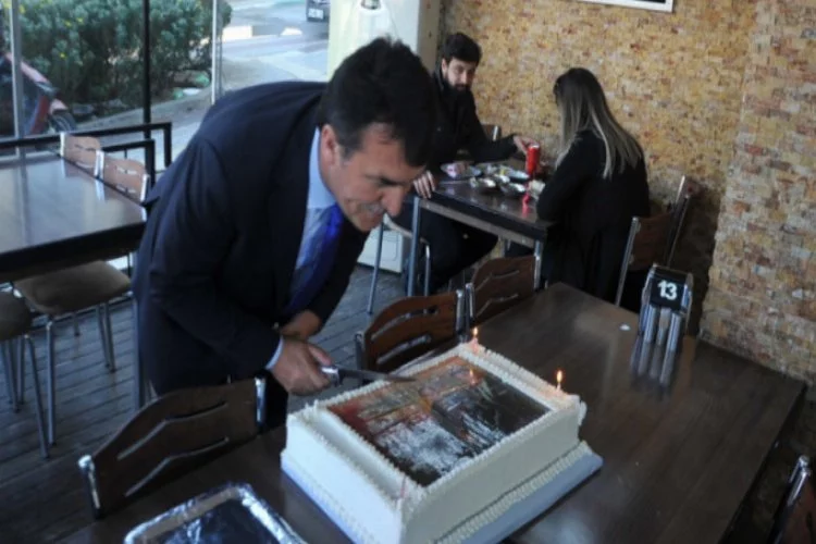Mustafa Dündar'a esnaftan doğum günü sürprizi!