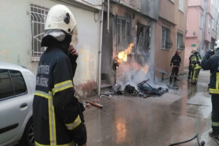 Bursa'da doğalgaz kutusu alev alev yandı!