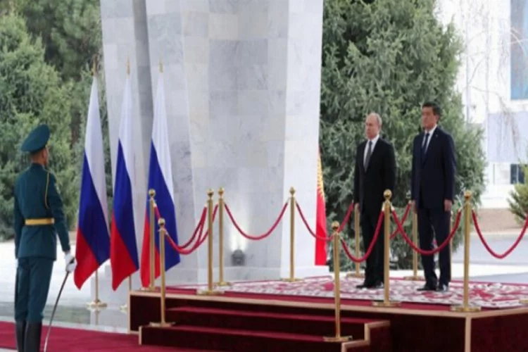 Putin Kırgız askerleri Türkçe selamladı