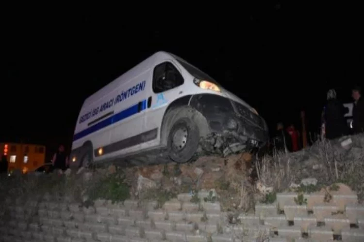 Bursa'da gezici röntgen aracı kaza yaptı