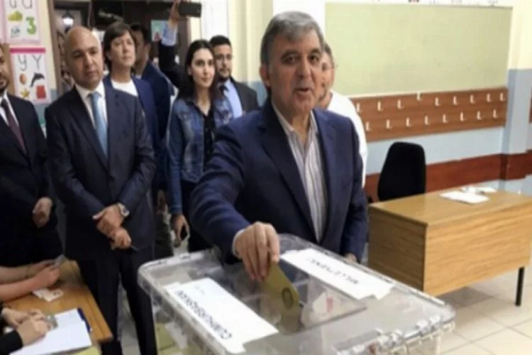 Abdullah Gül oy verdikten sonra konuştu! "Hayırlı olsun"