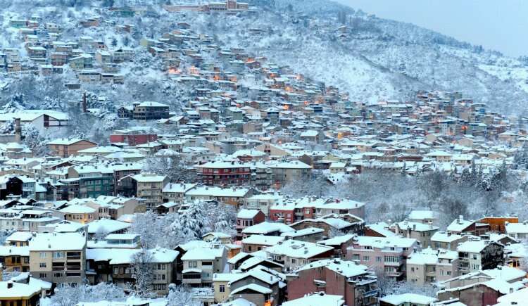 Kar yağışı Bursa'da görsel şölen oluşturdu