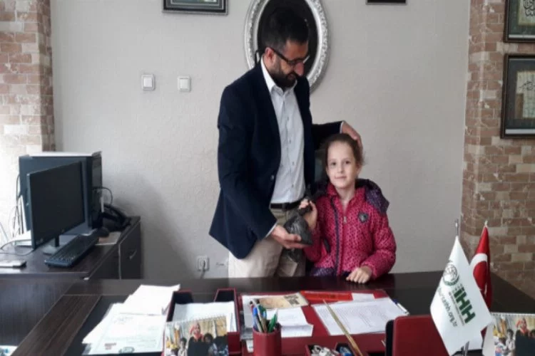 Bursa'da 5 yaşındaki Sara Hanzade harçlıklarını Yemen'deki yetim çocuklara gönderdi