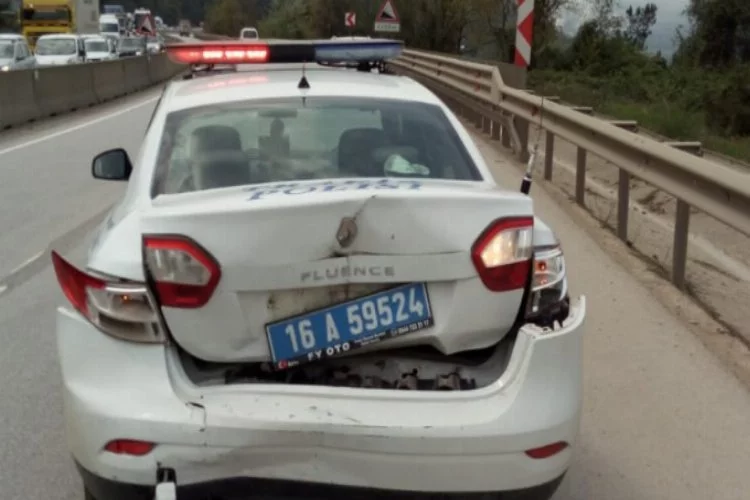 Bursa'da kazaya müdahale eden polislerin aracına otomobil çarptı