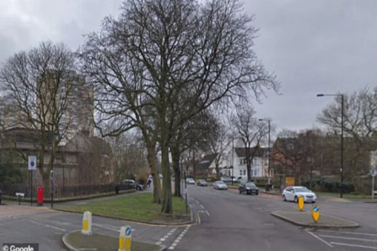 Londra'da Büyükelçilik aracına saldırı