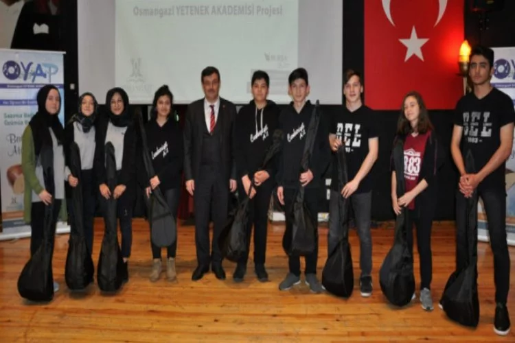 Osmangazi'de 300 öğrenciye bağlama hediye edildi