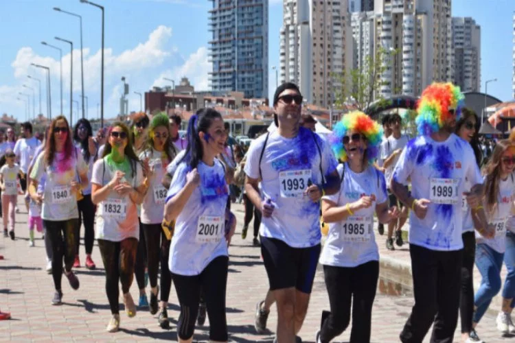 İzmir'de 'renk'li koşu