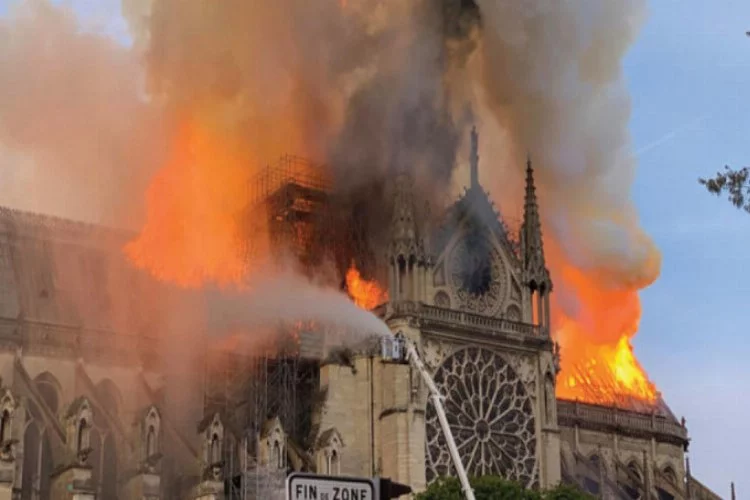 Notre Dame yangını tüm dünyayı üzdü