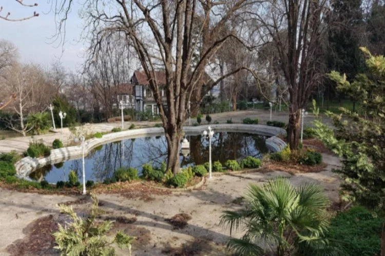 Bursa'daki tarihi kaplıcanın bahçesinin son hali görenleri endişelendiriyor