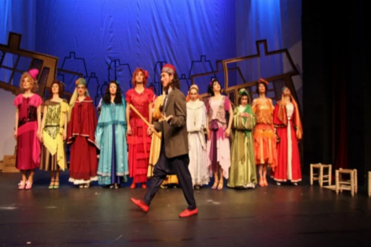 Bursa'da 3 oyun tiyatroseverleri bekliyor