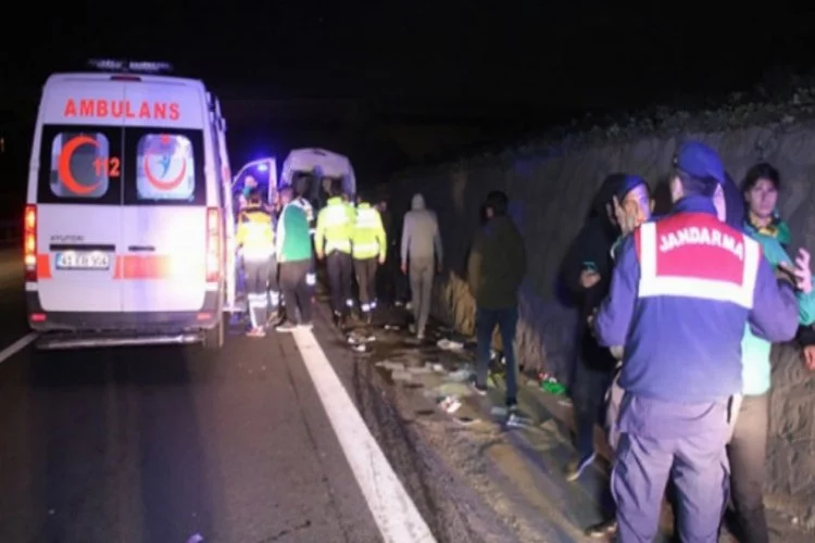 Bursaspor taraftarlarını taşıyan minibüs TIR'la çarpıştı: Çok sayıda yaralı var!