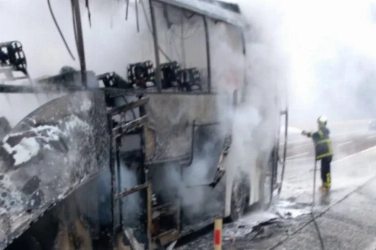 Seyir halindeyken alev alan yolcu otobüsü yandı!
