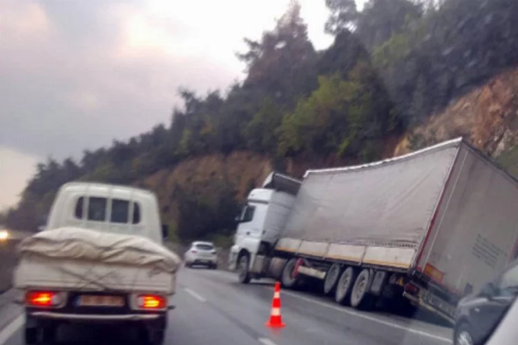 Bursa- Ankara yolunda kaza: Kilometrelerce araç kuyruğu oluştu