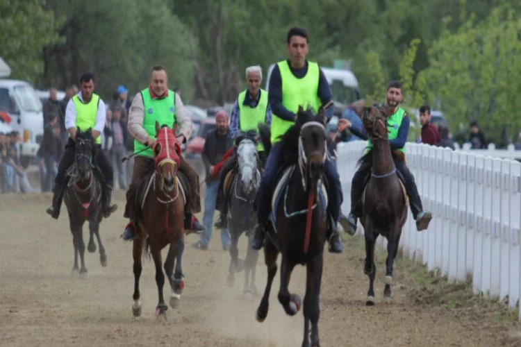 Bursa'da Rahvan At Yarışları nefesleri kesti