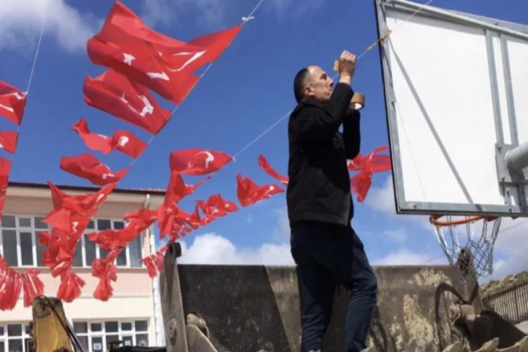 Bursa'da müdür seçimde kullanılan bayraklarla okulu donattı