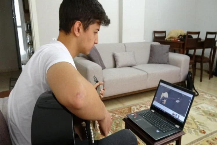 Bursa'da video izleyerek gitar çalmayı öğrendi