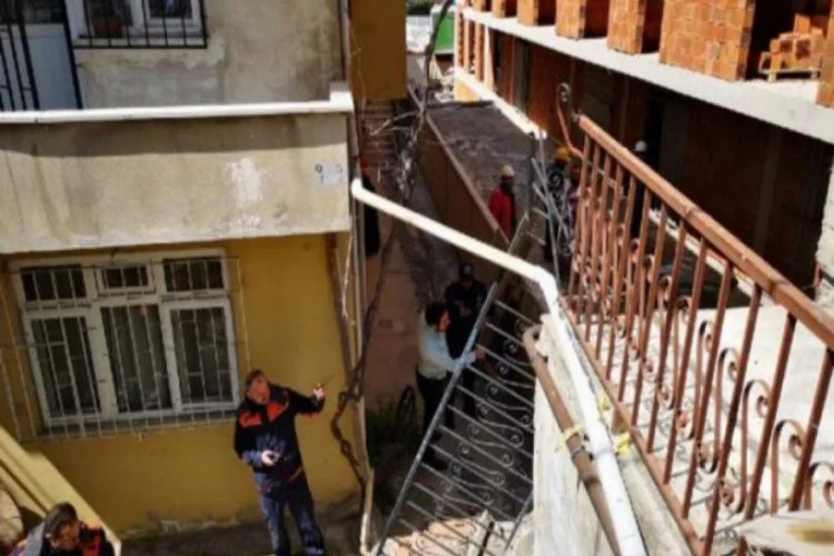 İstanbul'da binanın girişindeki merdiven çöktü!