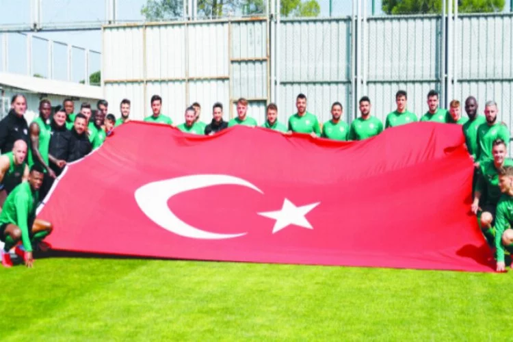 Özlüce'de bayraklı kutlama