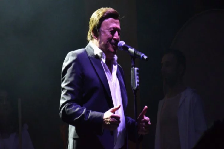 Selami Şahin'den Bursa'da Türk Eğitim Vakfı yararına konser