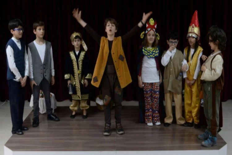 Bursa'da minik tiyatroculardan drama gösterisi