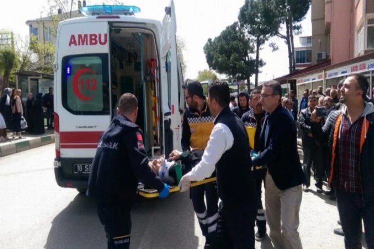 Bursa'da kucağında torunuyla araba çarptı