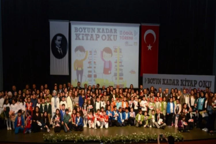 Bursa'da boyları kadar kitap okuyan çocuklar ödüllendirildi