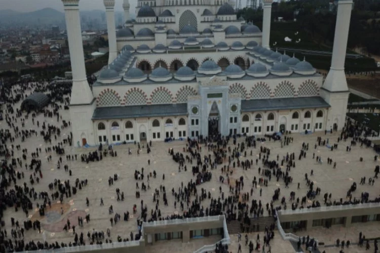 Büyük Çamlıca Camii'nde gençlerle sabah namazı buluşması