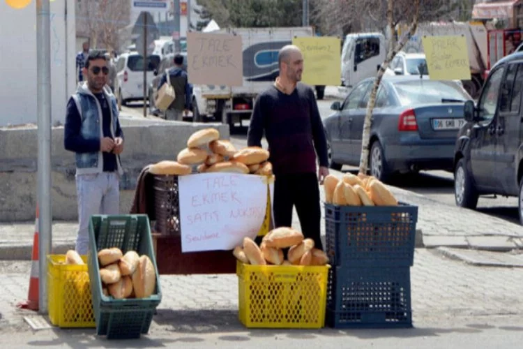 Pazar günü fırınlar kapanınca caddede ekmek satışı yaptı!